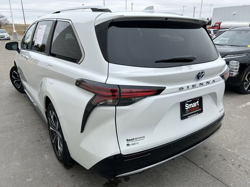 Used 2025 Toyota Sienna Platinum image 4