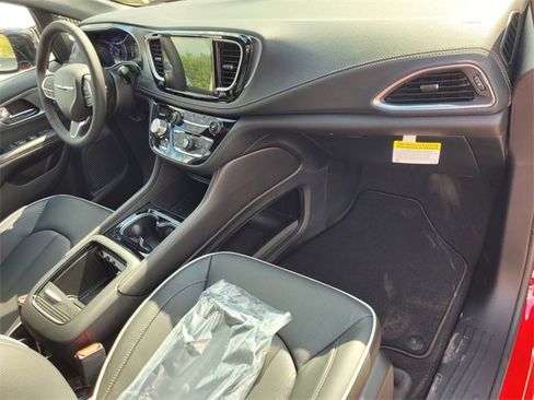 New 2026 Chrysler Pacifica Limited image 18