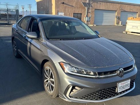 Used 2025 Volkswagen Jetta SE FWD image 3