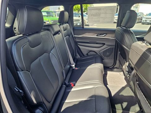 New 2025 Jeep Grand Cherokee Limited w/ Black Appearance Package AWD/4WD image 32