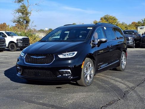 New 2026 Chrysler Pacifica Pinnacle image 2