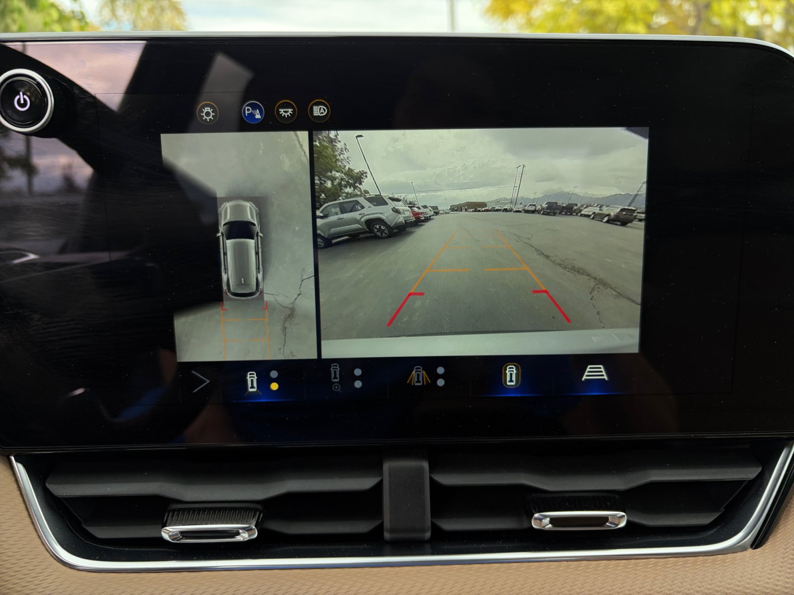 Used 2025 Chevrolet Equinox ACTIV w/ Safety and Technology Package AWD/4WD image 18