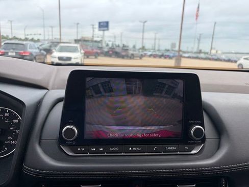 Used 2023 Nissan Rogue SV FWD image 14