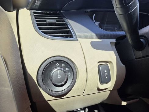 Used 2018 Ford Taurus SE FWD image 14