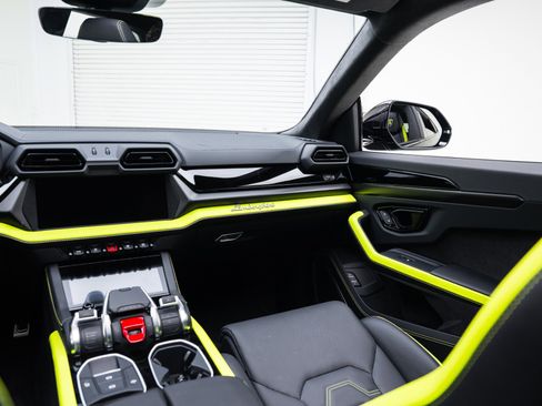 Used 2025 Lamborghini Urus SE image 27