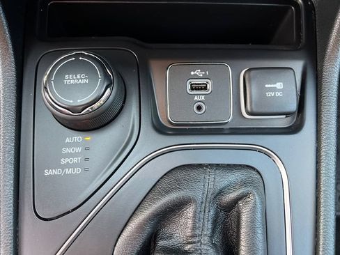Used 2019 Jeep Cherokee Latitude w/ Cold Weather Group AWD/4WD image 20
