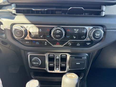 Used 2025 Jeep Wrangler Unlimited Sahara w/ Safety Group image 19