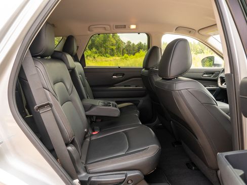 Used 2025 Nissan Pathfinder SL FWD image 18
