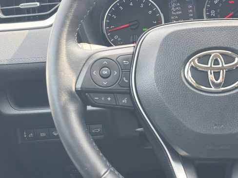 Used 2021 Toyota RAV4 XLE Premium image 19