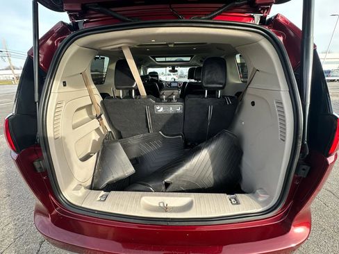 Used 2018 Chrysler Pacifica Touring-L Plus w/ Tire & Wheel Group image 39