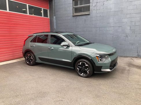 Used 2023 Kia Niro Wave w/ Wave Preserve Package FWD image 1