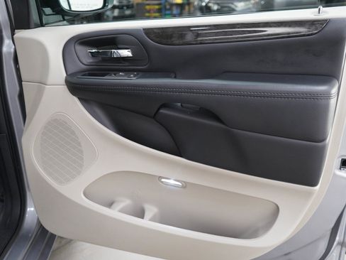 Used 2020 Dodge Grand Caravan SE w/ UConnect Hands-Free Group FWD image 9