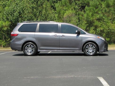 Used 2020 Toyota Sienna XLE w/ XLE Navigation Package FWD image 4