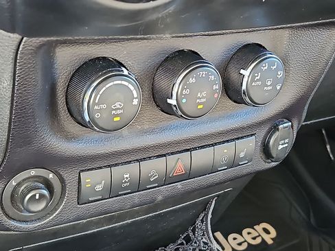Used 2014 Jeep Wrangler Unlimited Sahara w/ Connectivity Group AWD/4WD image 21