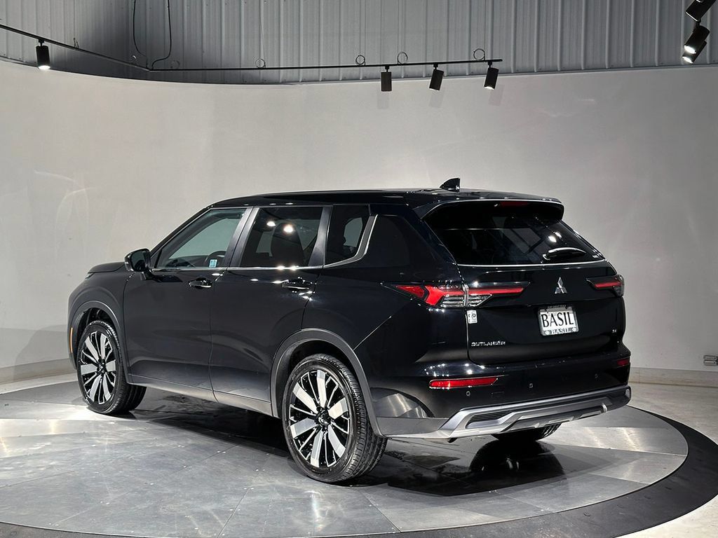 Used 2025 Mitsubishi Outlander AWD image 14