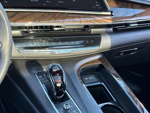 Used 2024 Cadillac Escalade ESV Sport Platinum w/ LPO, ONYX Package image 4