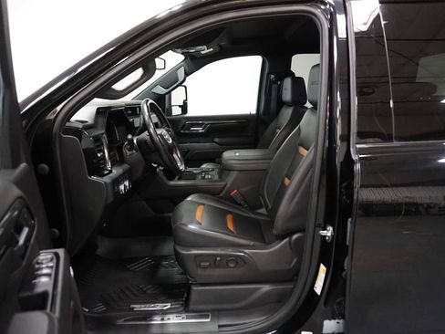 Used 2024 GMC Sierra 2500 AT4 image 2