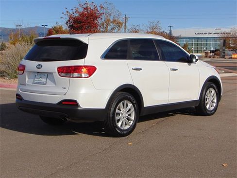 Used 2017 Kia Sorento LX image 4