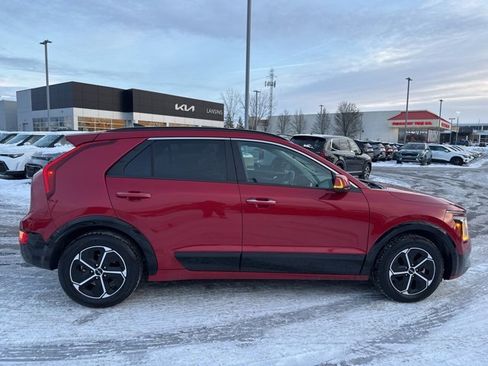 Used 2023 Kia Niro SX image 8