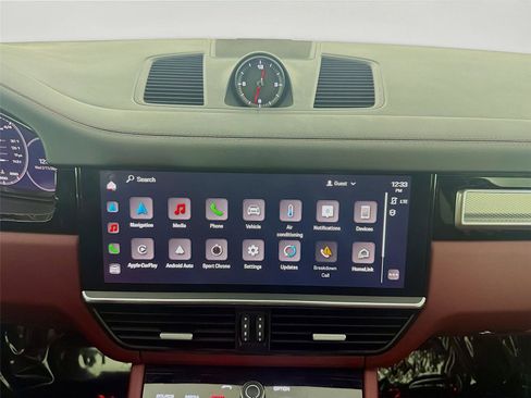 Certified 2022 Porsche Cayenne Platinum Edition image 19