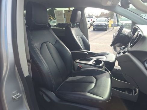 Used 2024 Chrysler Pacifica Touring-L image 38
