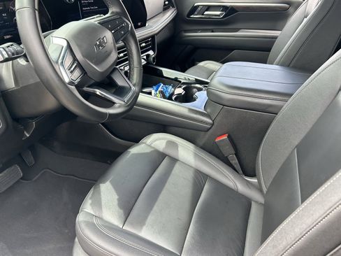 Used 2025 Chevrolet Suburban Z71 AWD/4WD image 9