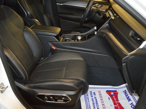 Used 2023 Jeep Grand Cherokee Overland w/ Advanced Protech Group III image 11