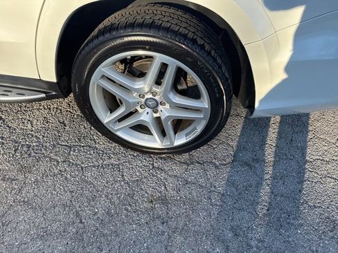 Used 2015 Mercedes-Benz GL 550 4MATIC image 24