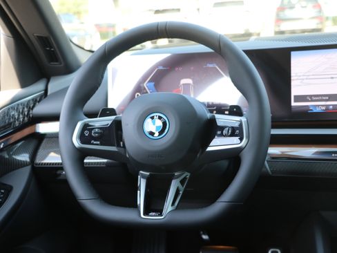 New 2026 BMW 550e xDrive image 30