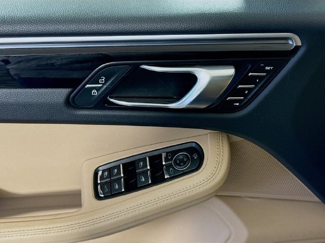Used 2023 Porsche Macan AWD/4WD image 22