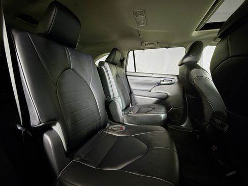 Used 2023 Toyota Highlander XLE AWD/4WD image 27