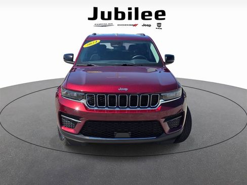 Used 2024 Jeep Grand Cherokee Laredo image 2