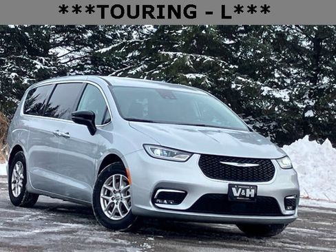 Used 2024 Chrysler Pacifica Touring-L image 1