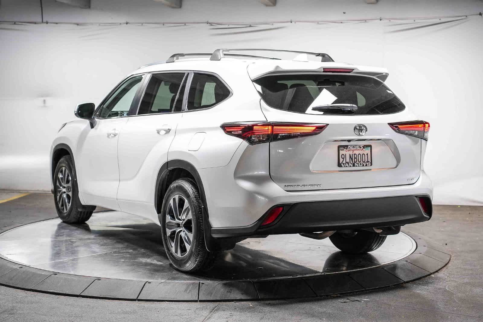 Used 2024 Toyota Highlander XLE FWD image 6