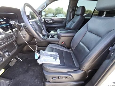 Used 2022 Chevrolet Tahoe Z71 w/ Luxury Package AWD/4WD image 2