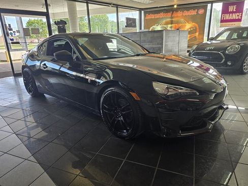 Used 2017 Toyota 86 RWD image 1