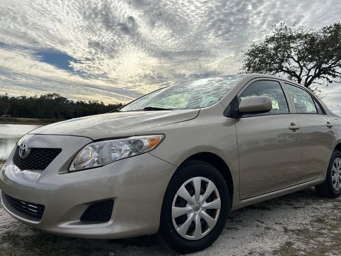 Used 2010 Toyota Corolla LE image 1
