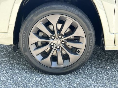 Used 2019 Jeep Cherokee High Altitude AWD/4WD image 9