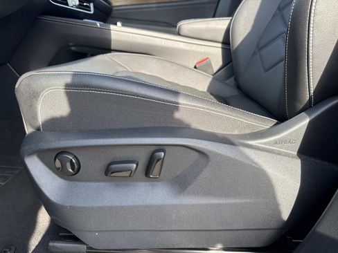 Used 2025 Volkswagen Atlas SE FWD image 16