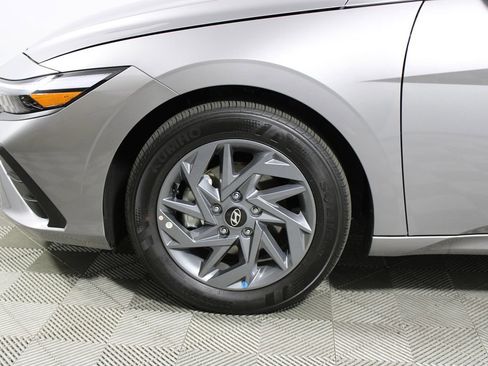 Used 2025 Hyundai Elantra Blue image 27