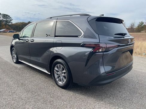 Used 2025 Toyota Sienna XLE image 3
