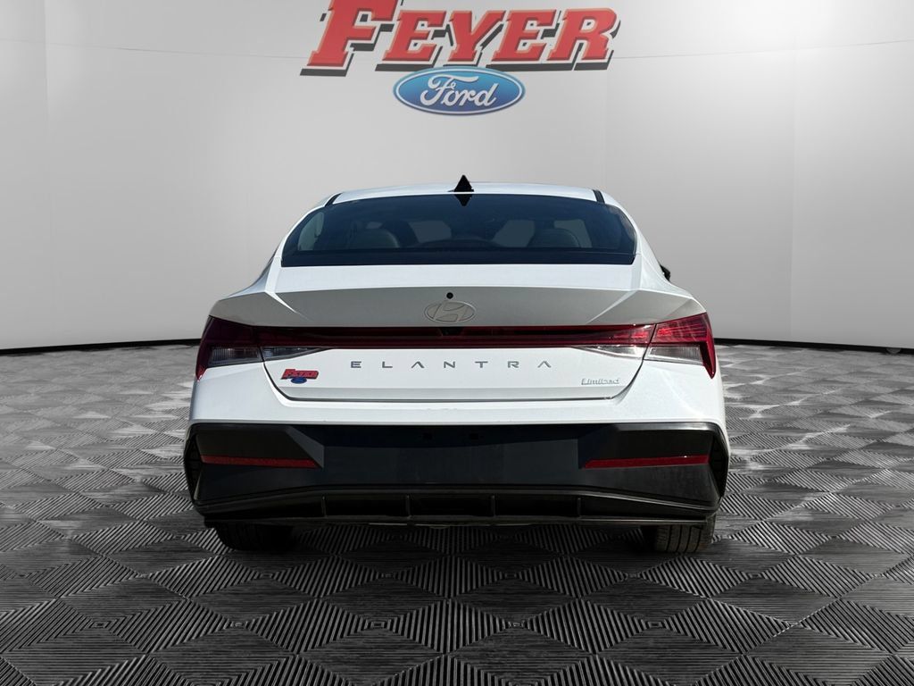 Used 2025 Hyundai Elantra Limited FWD image 4