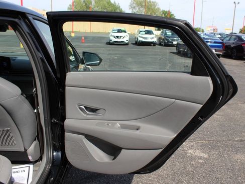 Used 2025 Hyundai Elantra SEL FWD image 12