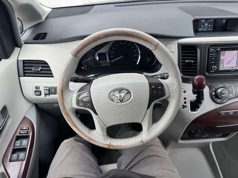 Used 2013 Toyota Sienna Limited image 21