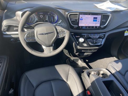 New 2026 Chrysler Pacifica Select image 9