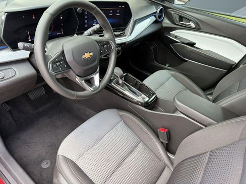 Certified 2025 Chevrolet Trax LT w/ Sunroof Package FWD image 4
