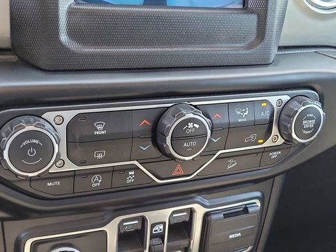 Used 2019 Jeep Wrangler Unlimited Sahara image 23