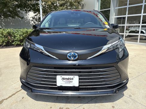 Used 2025 Toyota Sienna XLE FWD image 5