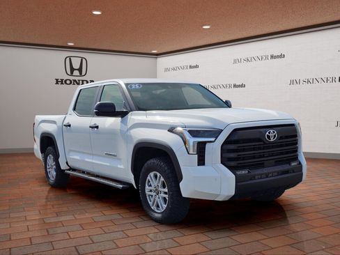 Used 2025 Toyota Tundra SR5 w/ SR5 Convenience Package AWD/4WD image 5