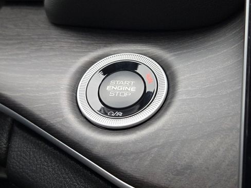 New 2025 Jeep Grand Cherokee Limited w/ Black Appearance Package image 30